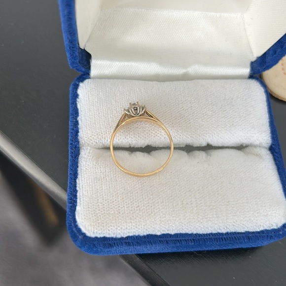 Diamond ring excellent condition 4 diamonds surround a larger one, so pretty - Picture 3 of 4